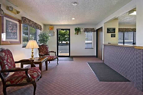 Super 8 by Wyndham Springfield North I-44