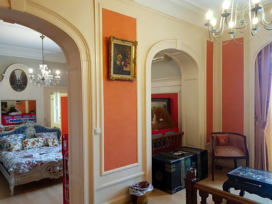 Château Lambert Moulinsart Hotel, shuttle airport, long term parking, snooker, large terrasse, dinner, breakfast
