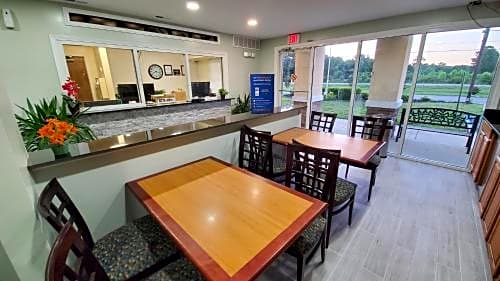 Econo Lodge Inn & Suites Carrollton - Smithfield