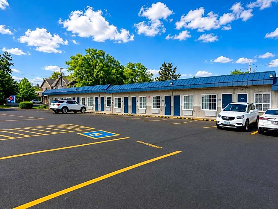 Royal Gateway Motel by OYO