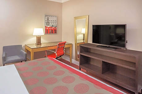 King Room with Roll-In Shower - Mobility Access/Non-Smoking