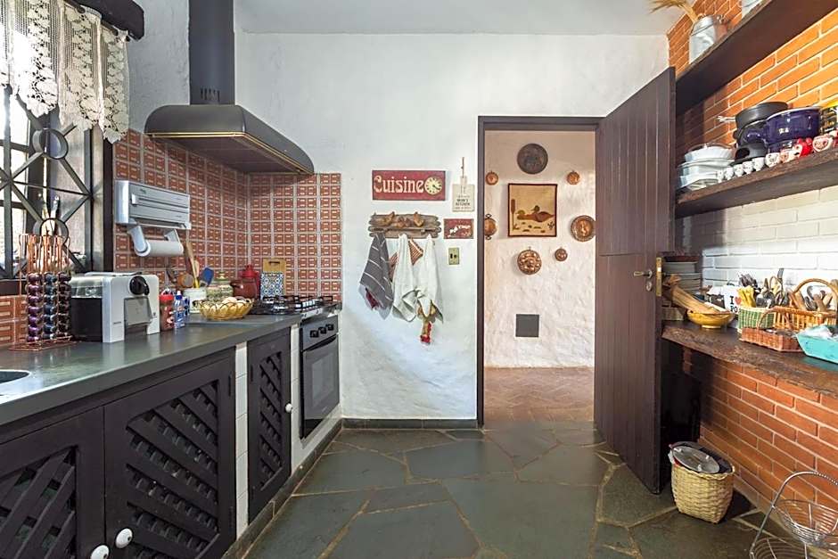 Sítio com piscina, área arborizada e lazer