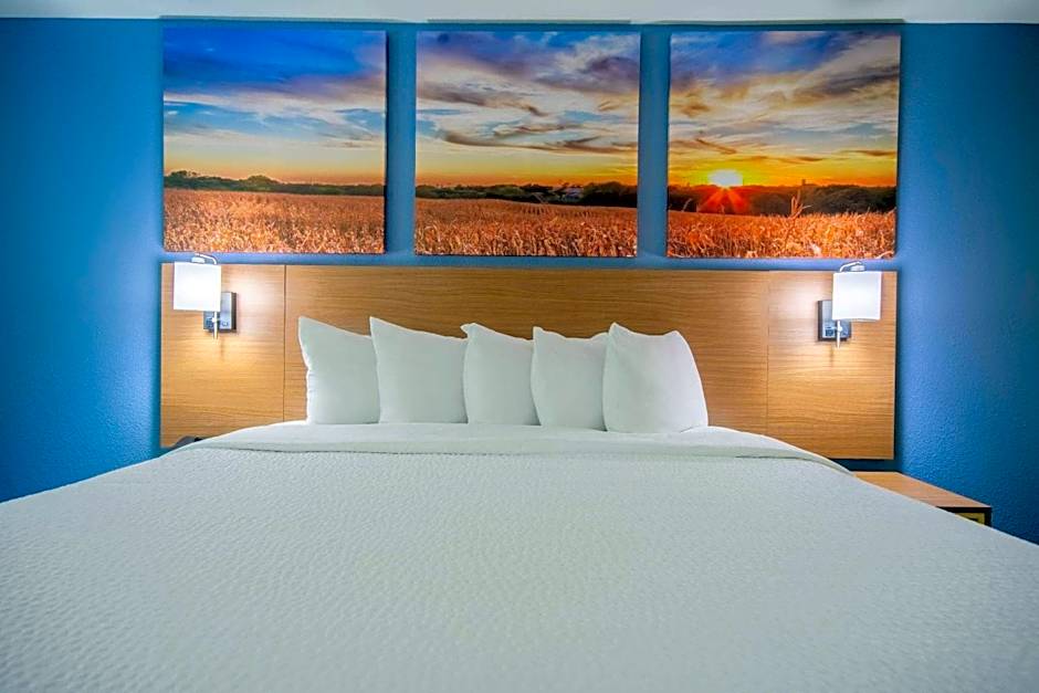 Days Inn & Suites by Wyndham Waterloo