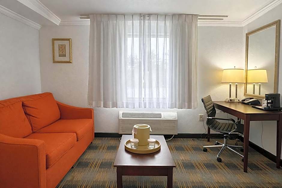 Riverview Inn & Suites