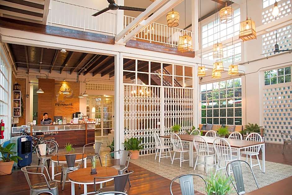 Memmoth Cafe & Hostel in Lampang