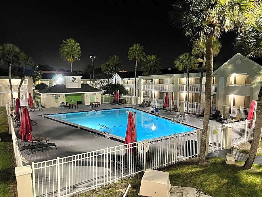 Newly renovated room in cozy hotel near Disney 2