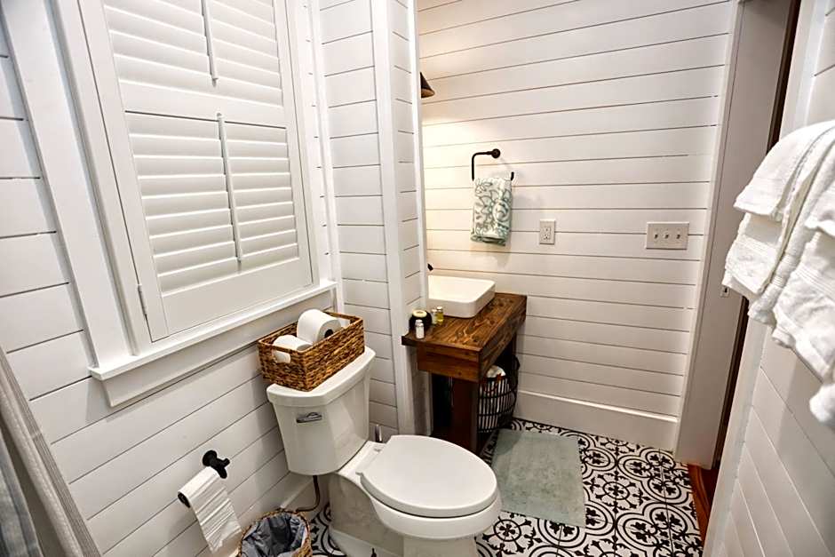 Historic Home Family Friendly Close to Seawall