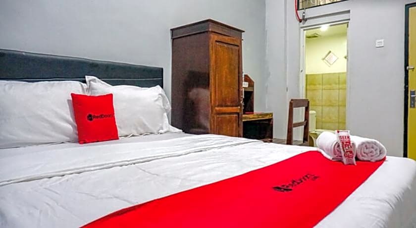RedDoorz near Penimbangan Beach Singaraja