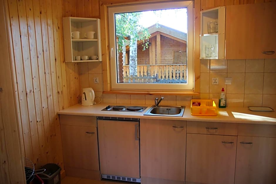 Domki nad jeziorem w Kar¿owicach