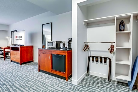 1 King Mobility/Hearing Accessible W/ Bathtub