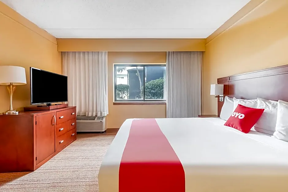 Super 8 by Wyndham Dallas Love Field Airport