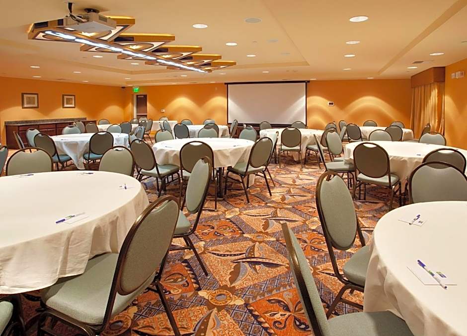 Holiday Inn Express & Suites Sacramento NE Cal Expo By IHG