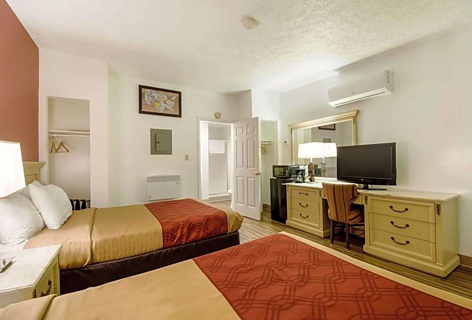 Econo Lodge Inn & Suites near Split Rock and Harmony Lake
