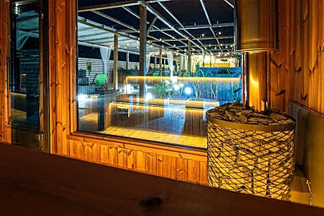 Old Tree Home & Restaurant