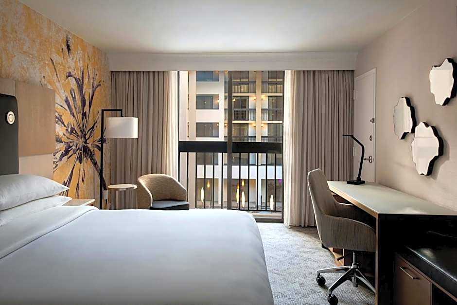 Photo 1 of 11 of 1 King Bed, Atrium View, Juliet Balcony