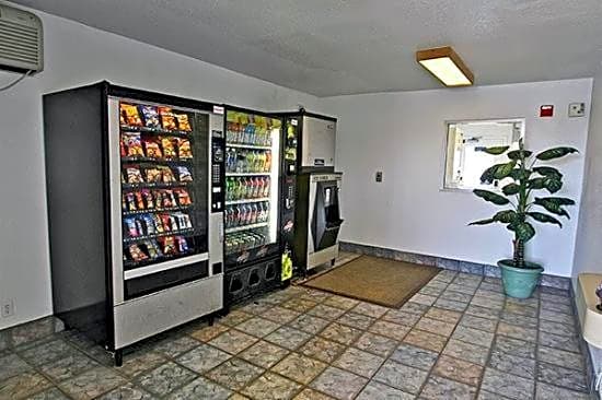 Hilltop Inn & Suites