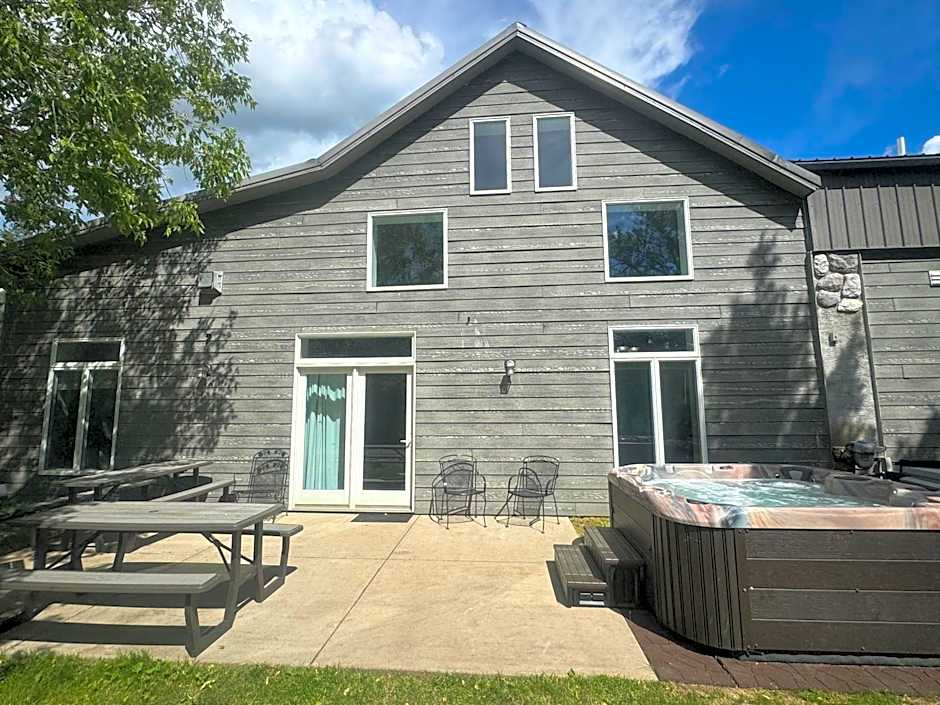 The River Condos Hot Tub Fireplace Family & Pet Friendly River Front 2 to 6 bedroom condos dock