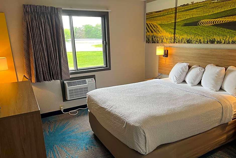 Days Inn & Suites by Wyndham Des Moines Airport