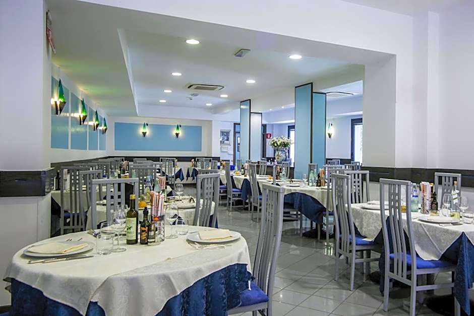 Hotel Riviera 3 Stelle con piscina estiva gratuita e garage a pagamento