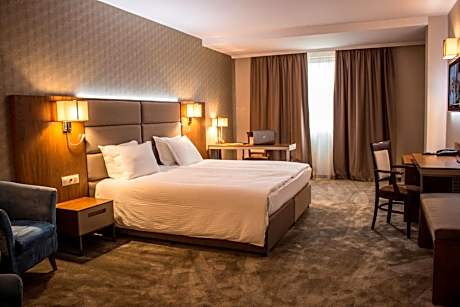 Executive Room 1 King Bed, 39 Sqm, Free Wifi, Central Air Conditioning, Shower