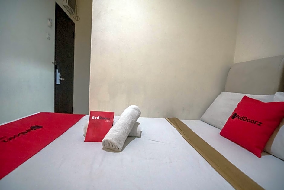 RedDoorz near RS Husada