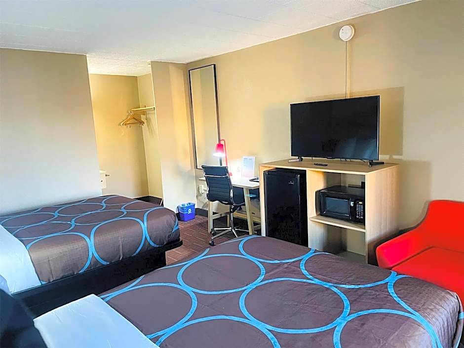 Super 8 by Wyndham Gloucester