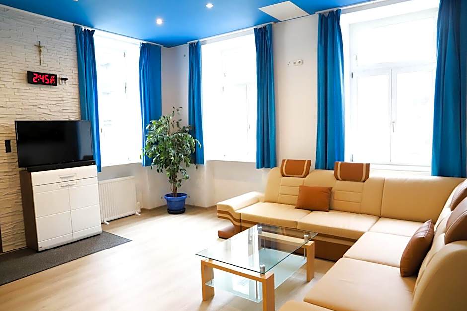 «Go West» guest rooms