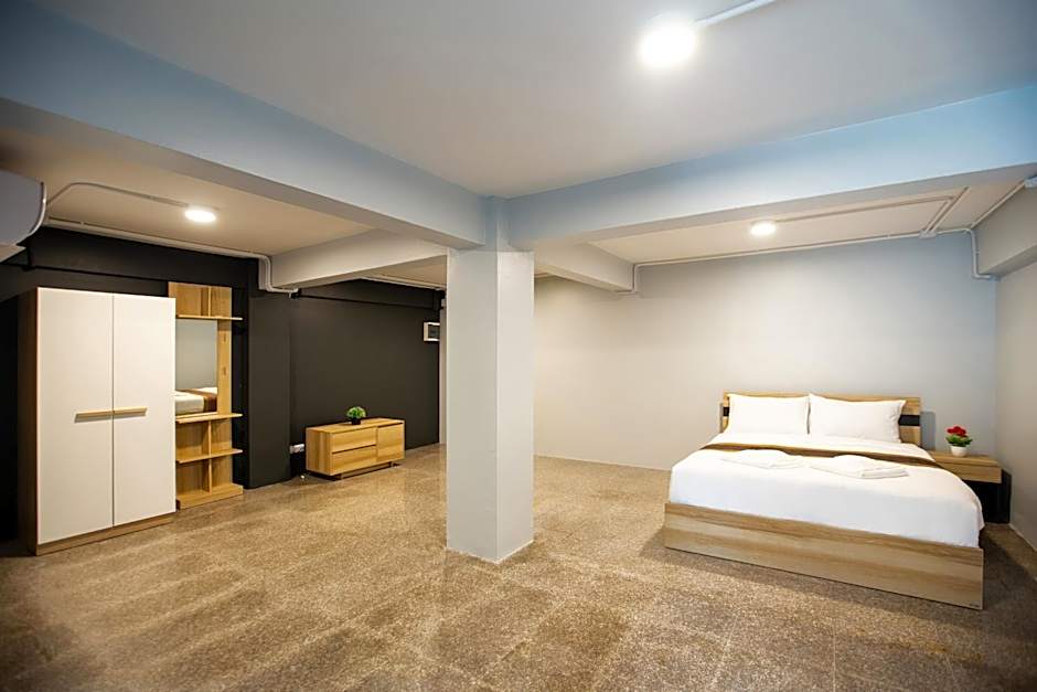 185@Surawong Residence