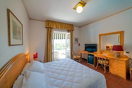 Double or Twin Room with Sea View