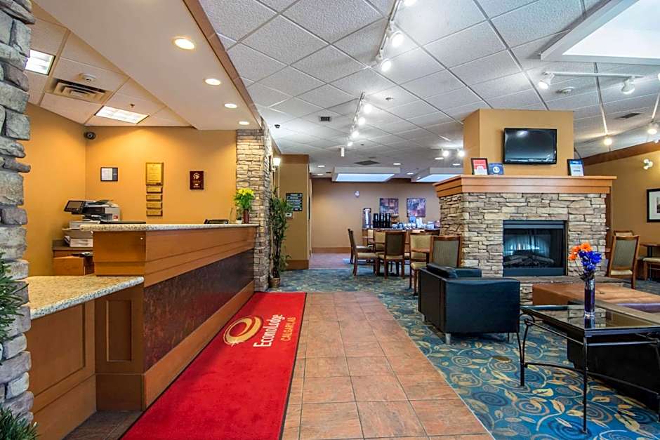 Econo Lodge Inn & Suites University