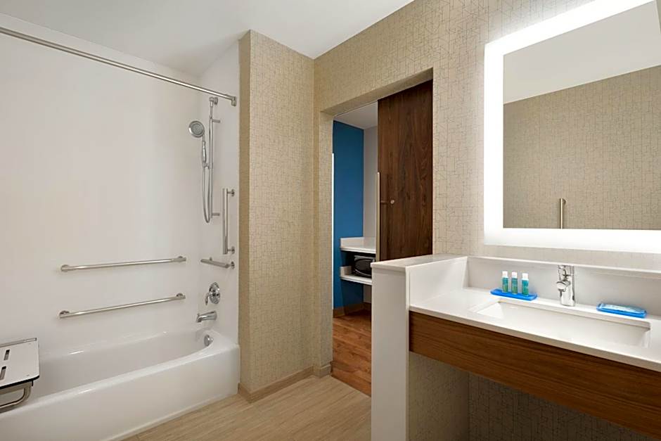 Holiday Inn Express & Suites Cincinnati South - Wilder By IHG