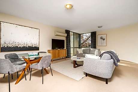 Howitt Place Apt minutes to Parliamentary Triangle - Hosted by Canstay