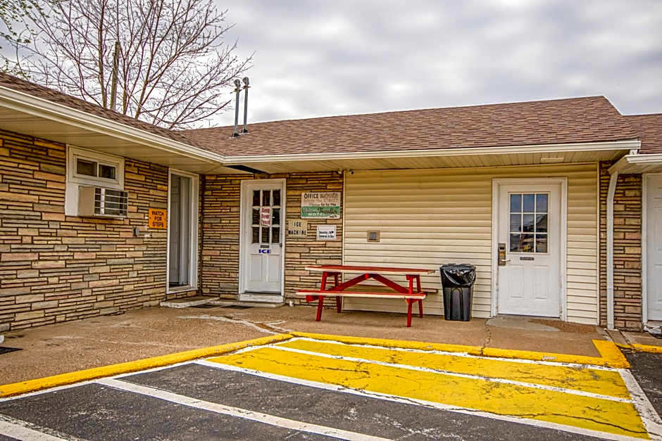 OYO Travelier Motel