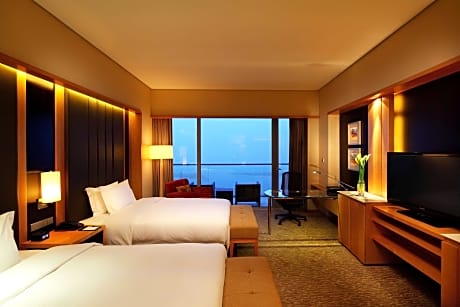 TWIN HILTON EXECUTIVE ROOM WITH RIVER VIEW, 41 SQM/HSIA/COMP BKFST-SNACKS-DRINKS, 42 INCH SAT TV/ WALK-IN CLOSET