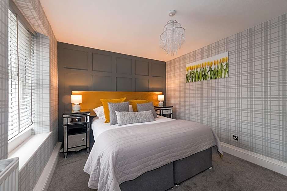 Crown and Cushion Appleby