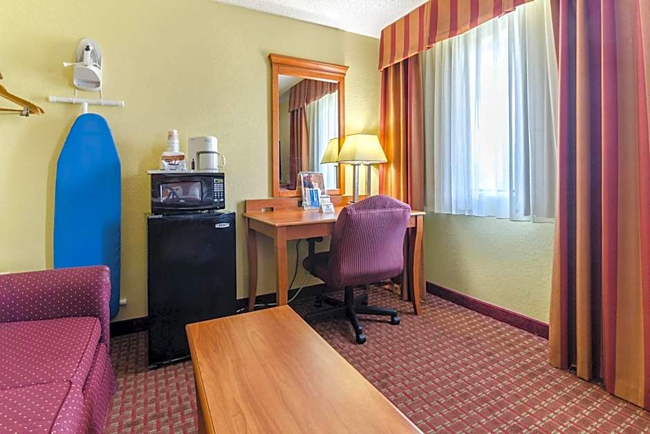 Rodeway Inn & Suites Jacksonville near Camp Lejeune