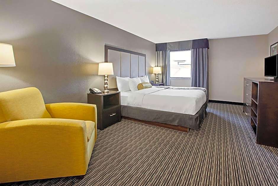 La Quinta Inn & Suites by Wyndham Detroit Metro Airport