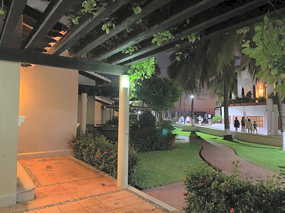HAB PTa B ÁREA DE VILLAS DENTRO DEL HOTEL Junto al Krystal EN IXTAPA WIFI 2A 1M Con playa