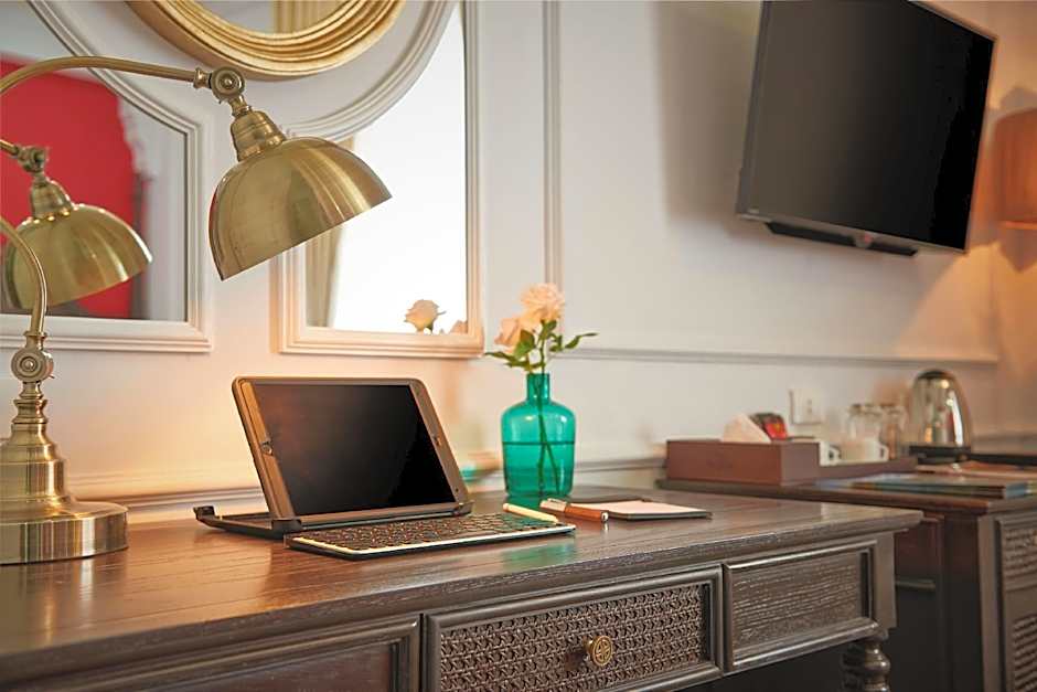 Manoir Des Arts Hotel