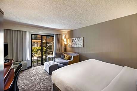 King Room with Patio/Pool View - Hearing Accessible