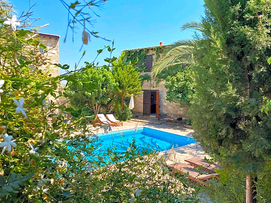 Porfyrios Country House