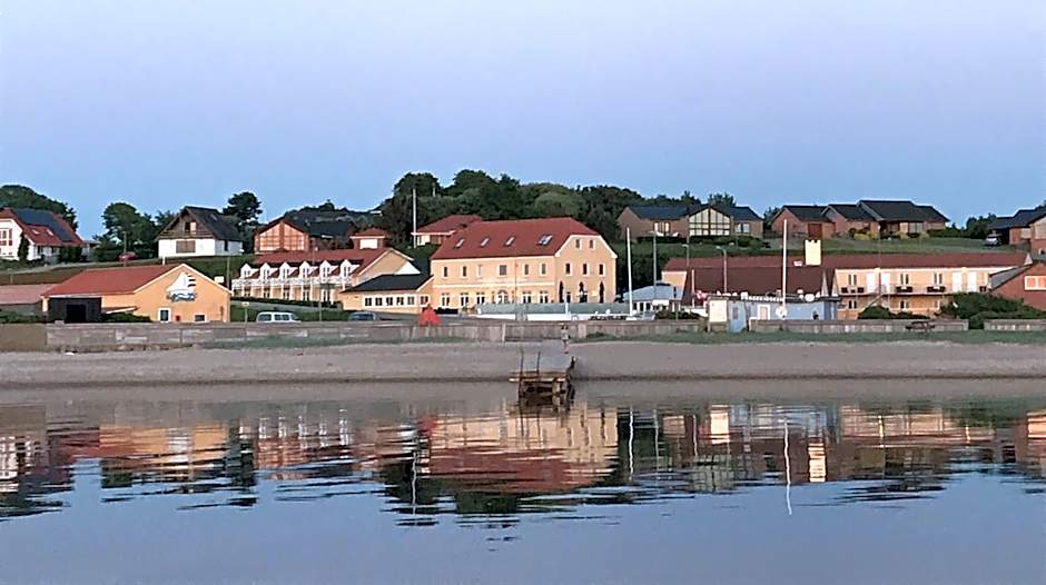 Hvalpsund Færgekro