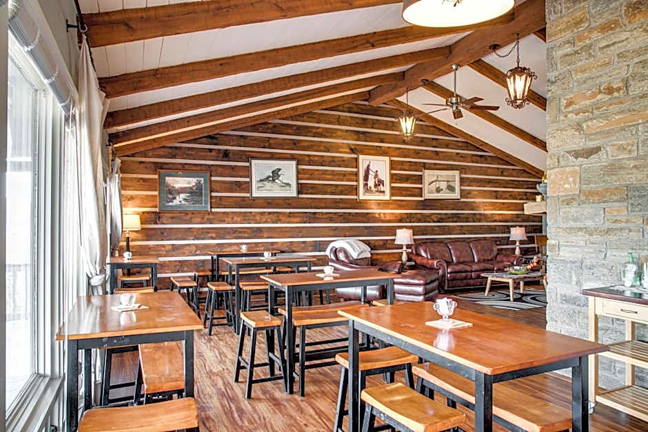 Cliff Dwellers Inn