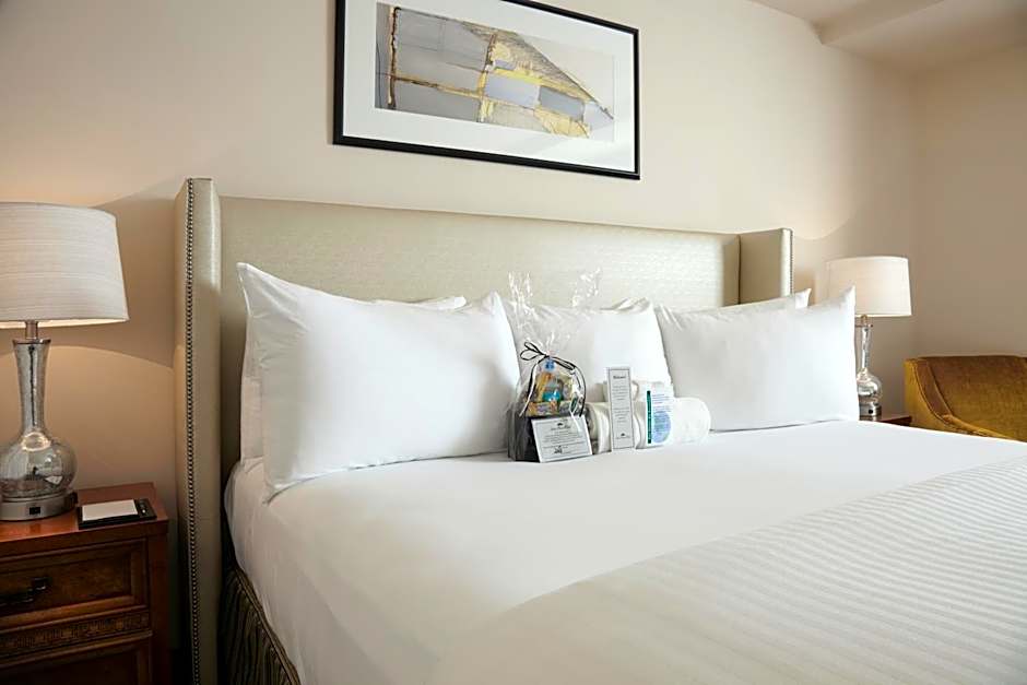 The State Plaza Hotel