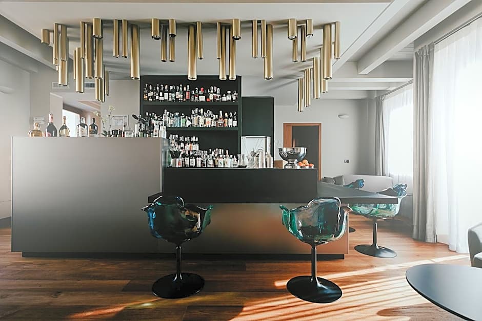 Bacã Suites, Restaurant & Bar