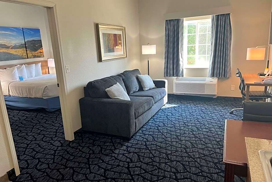 Days Inn & Suites by Wyndham Columbus NE