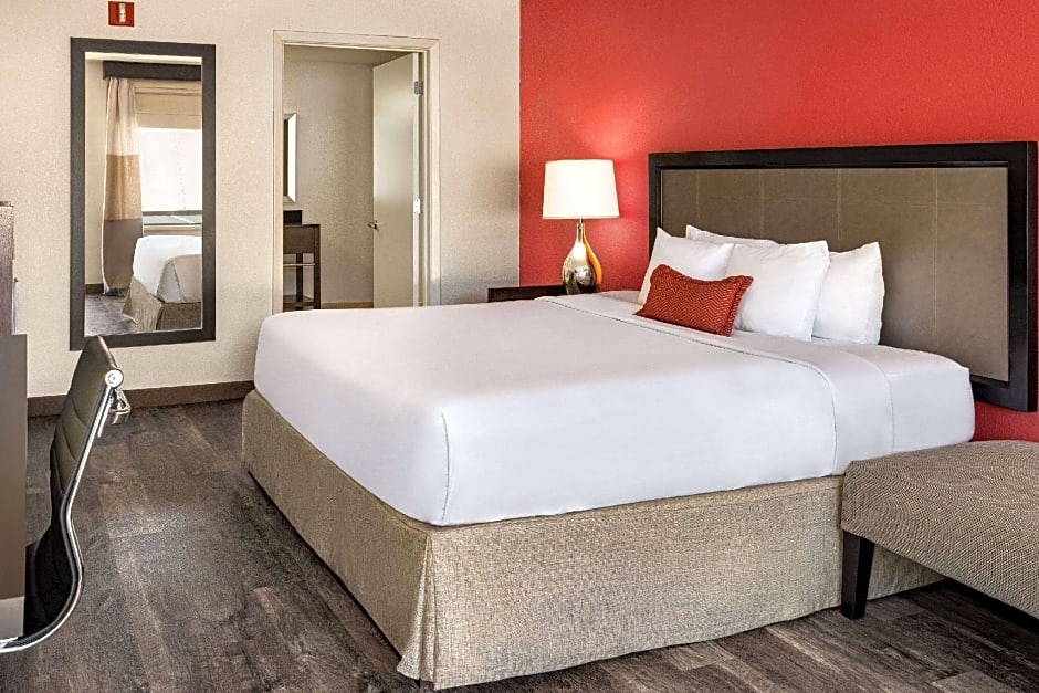 Photo 1 sur 6 de 1 King Bed, Mobility Accessible, Grab Bars, Bathtub