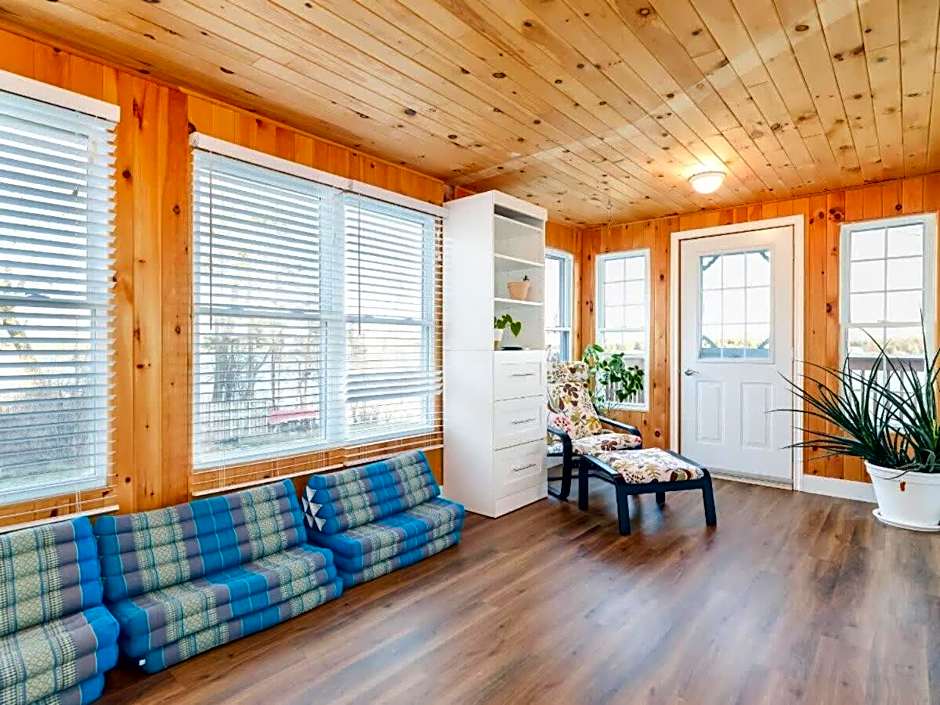 Cozy family waterfront retreat recently renovated
