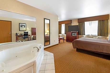 King Suite with Bath Tub, Spa Bath and Sofa Bed - Disability Access/Non-Smoking