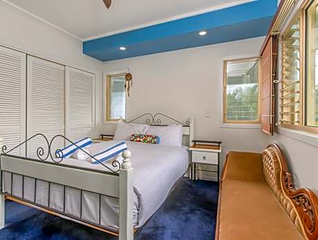 One Bedroom Upstairs Garden Apartment